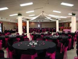 decor salle reception mariage rose et noir, decor table mariage noir et accessoire rose, nappe table noir, accessoire table mariage fushia